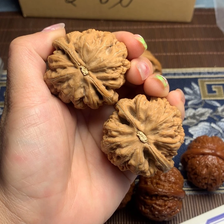 吊坠文玩核桃追**人粗筋