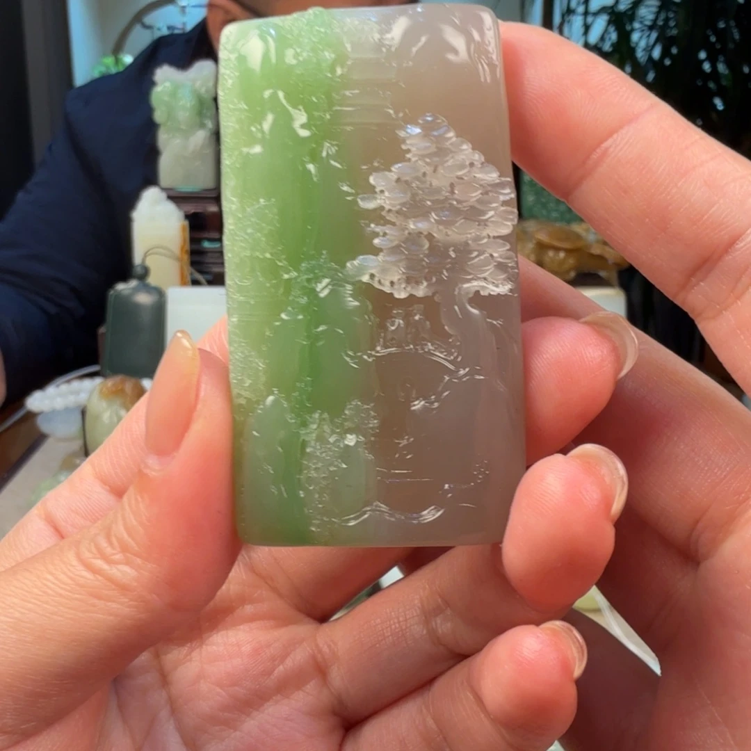 翁***文和田玉未镶嵌颈饰