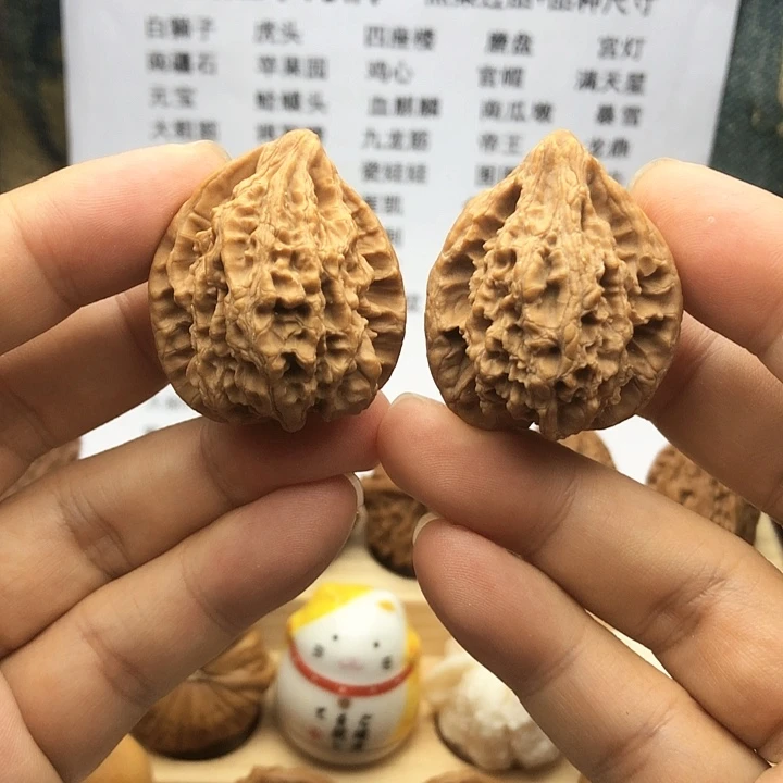 文玩核桃把件十三陵鸡心，边33，有黄