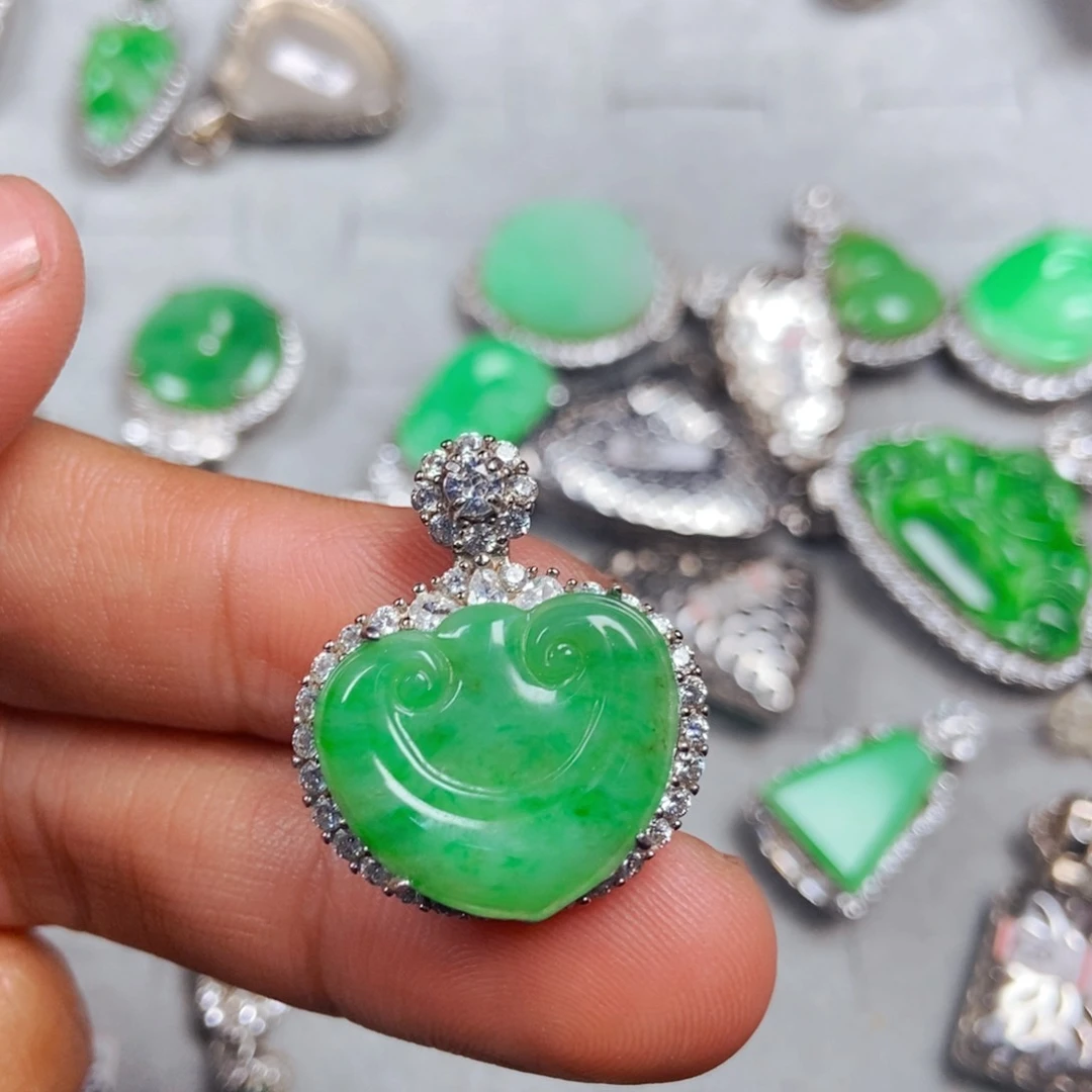 翡翠未镶嵌颈饰晓**?如意头