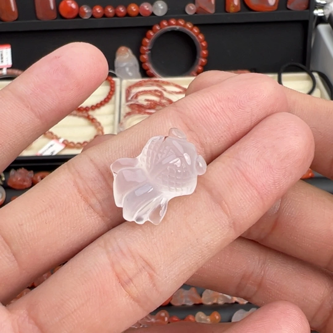 南红玛瑙未镶嵌颈饰金鱼