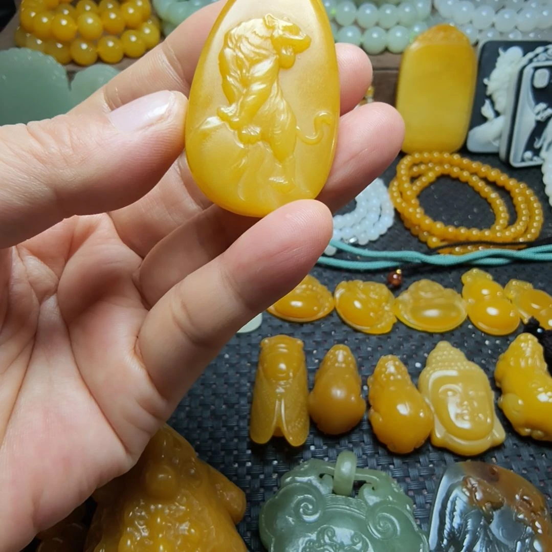 未镶嵌石英质玉（黄龙玉）颈饰