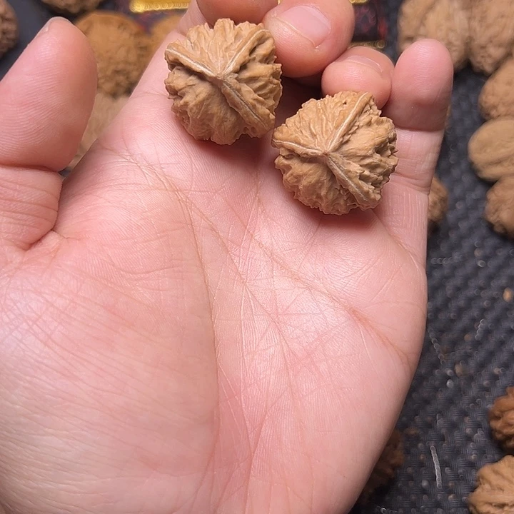 文玩核桃吊坠三棱