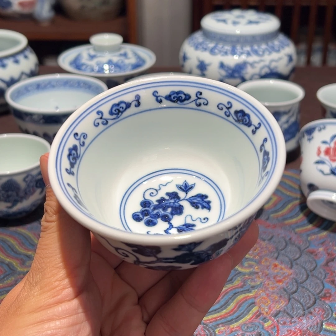 陶精品复窑青花葡萄纹压手杯口径约9.5厘米