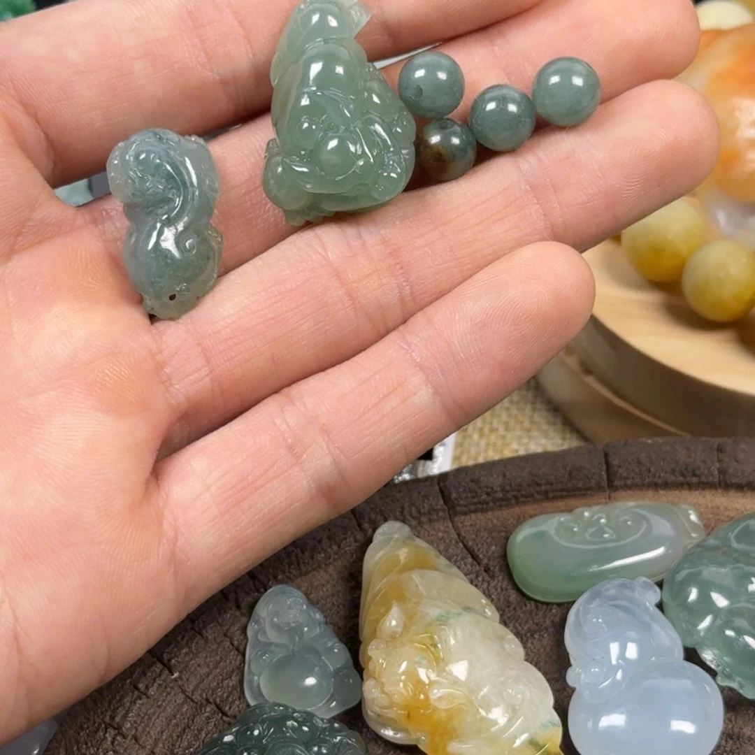 翡翠未镶嵌颈饰L****s翡翠未镶嵌颈饰品