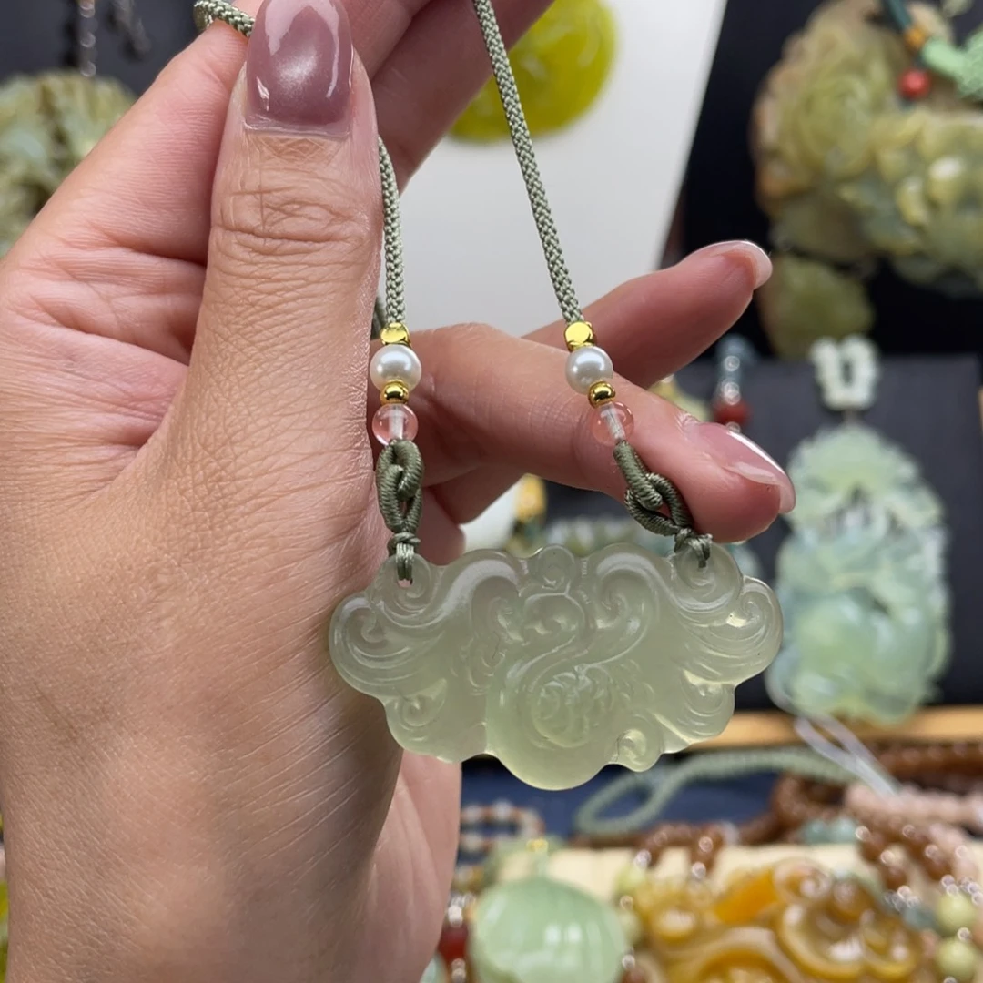 蛇纹石玉未镶嵌颈饰