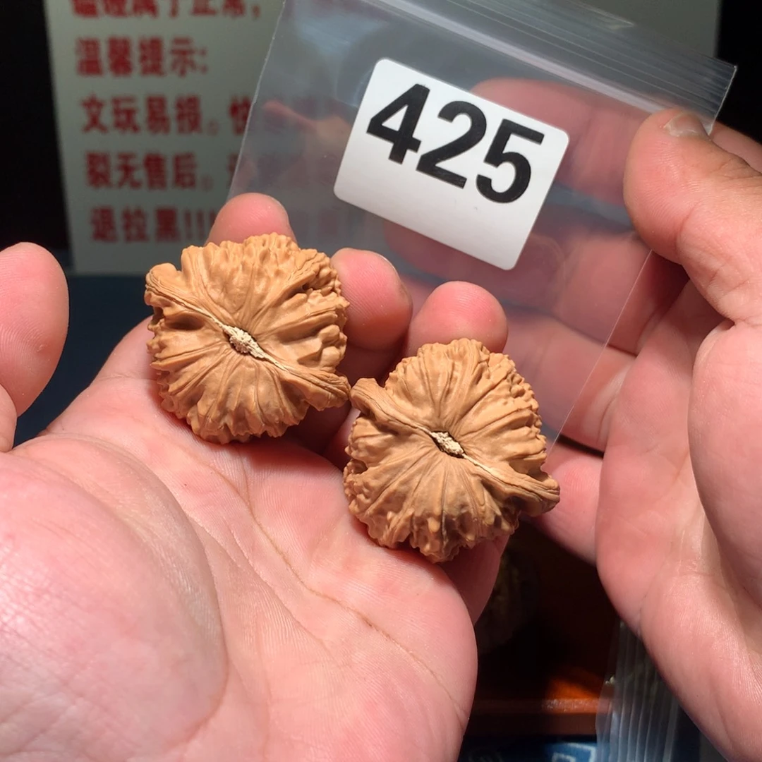 文玩核桃吊坠白狮 425
