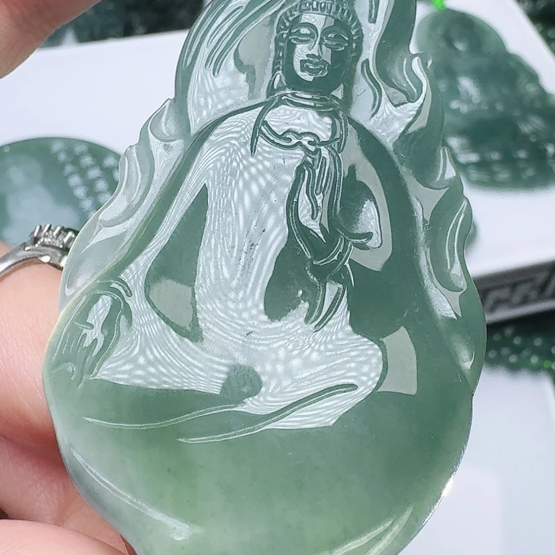 翡翠未镶嵌颈饰多样性发其一