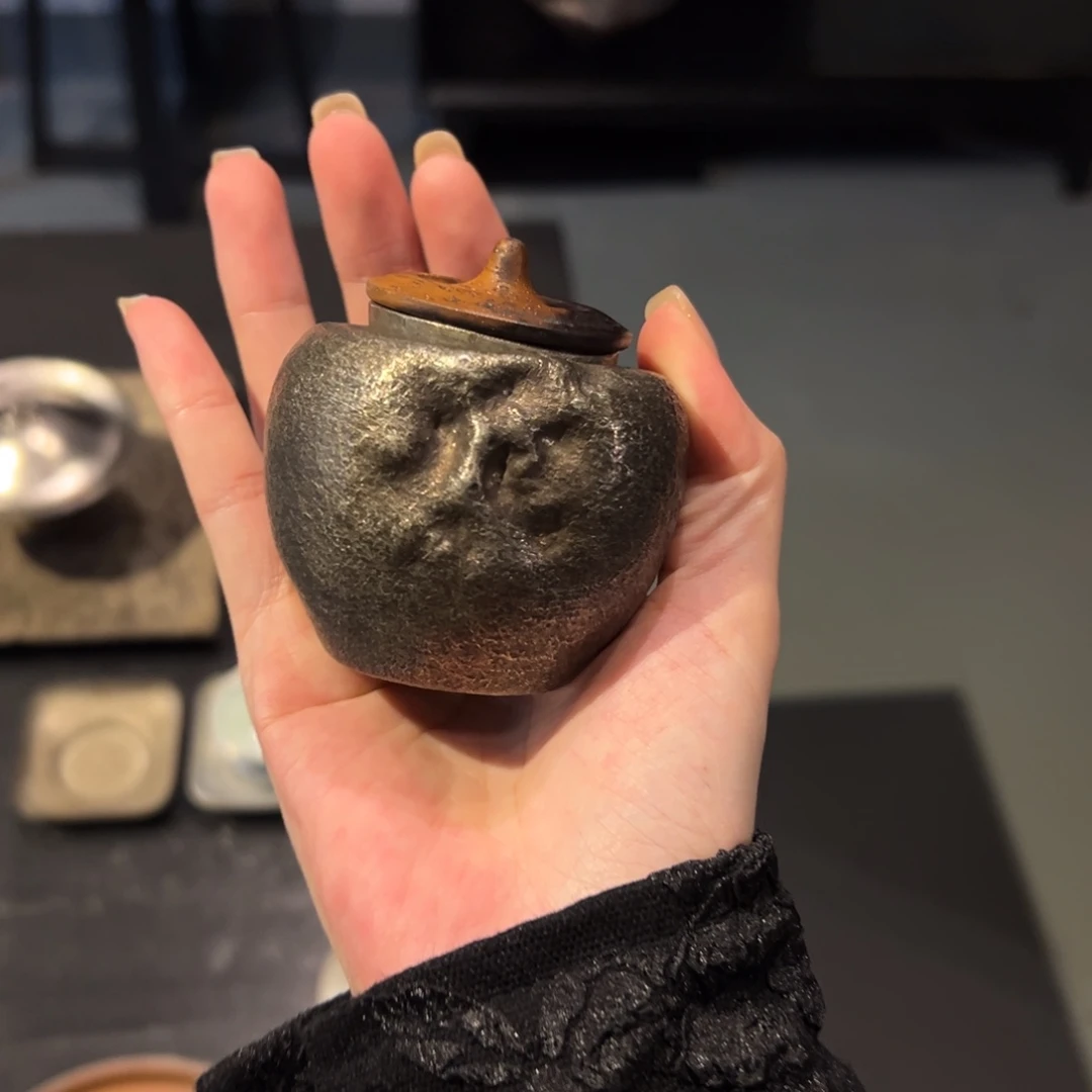 瓷片陶瓷。         陶瓷。