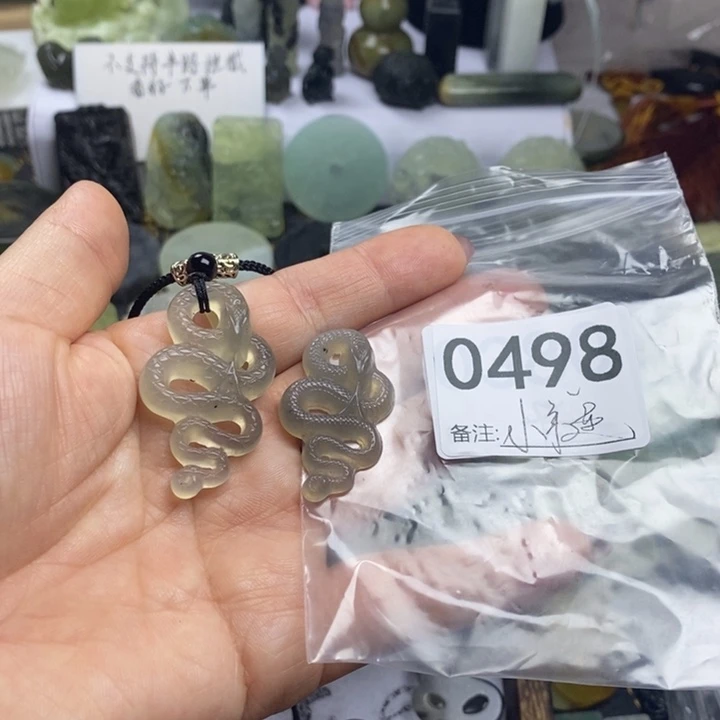 蛇纹石玉颈饰合金甲****）