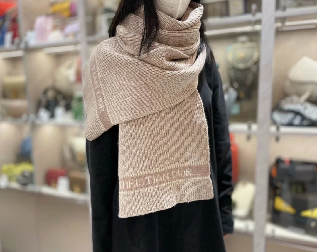 全新未使用 DIOR/迪奥 Dior迪奥女士浅粉色粗线针织物围巾