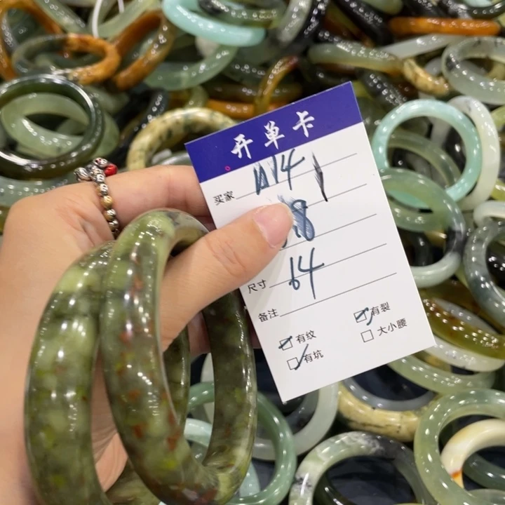 蛇纹石玉未镶嵌手镯多样性