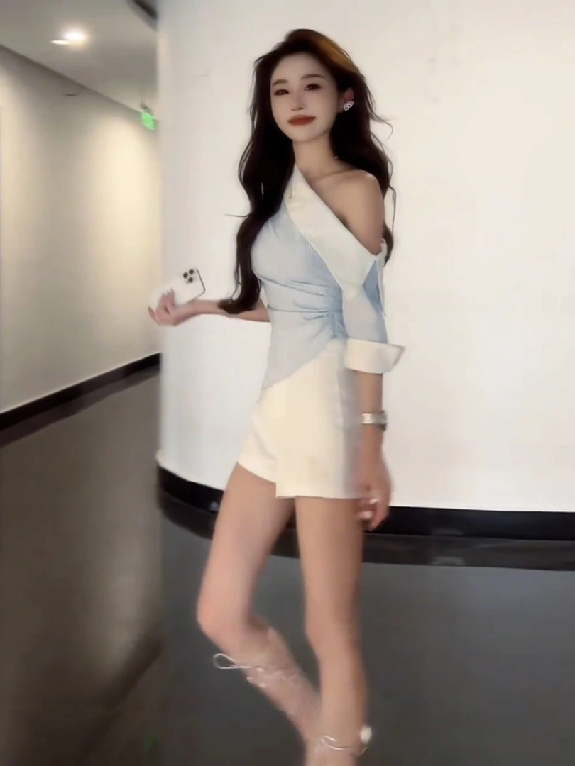 巨好看的秋装干练气质轻奢高级感通勤风蓝色斜肩收腰衬衫女2025潮