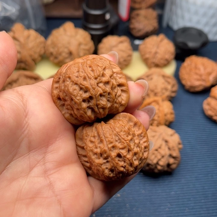 文玩核桃吊坠血麒麟40
