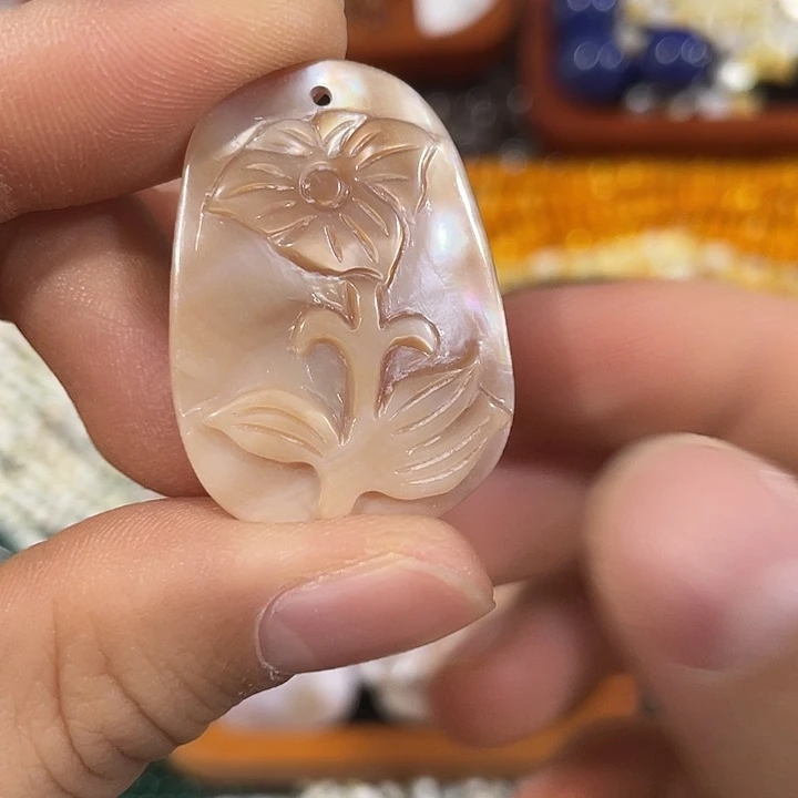 合金玛瑙/玉髓珠宝半成品一个美国粉贝雕刻花无事牌吊坠