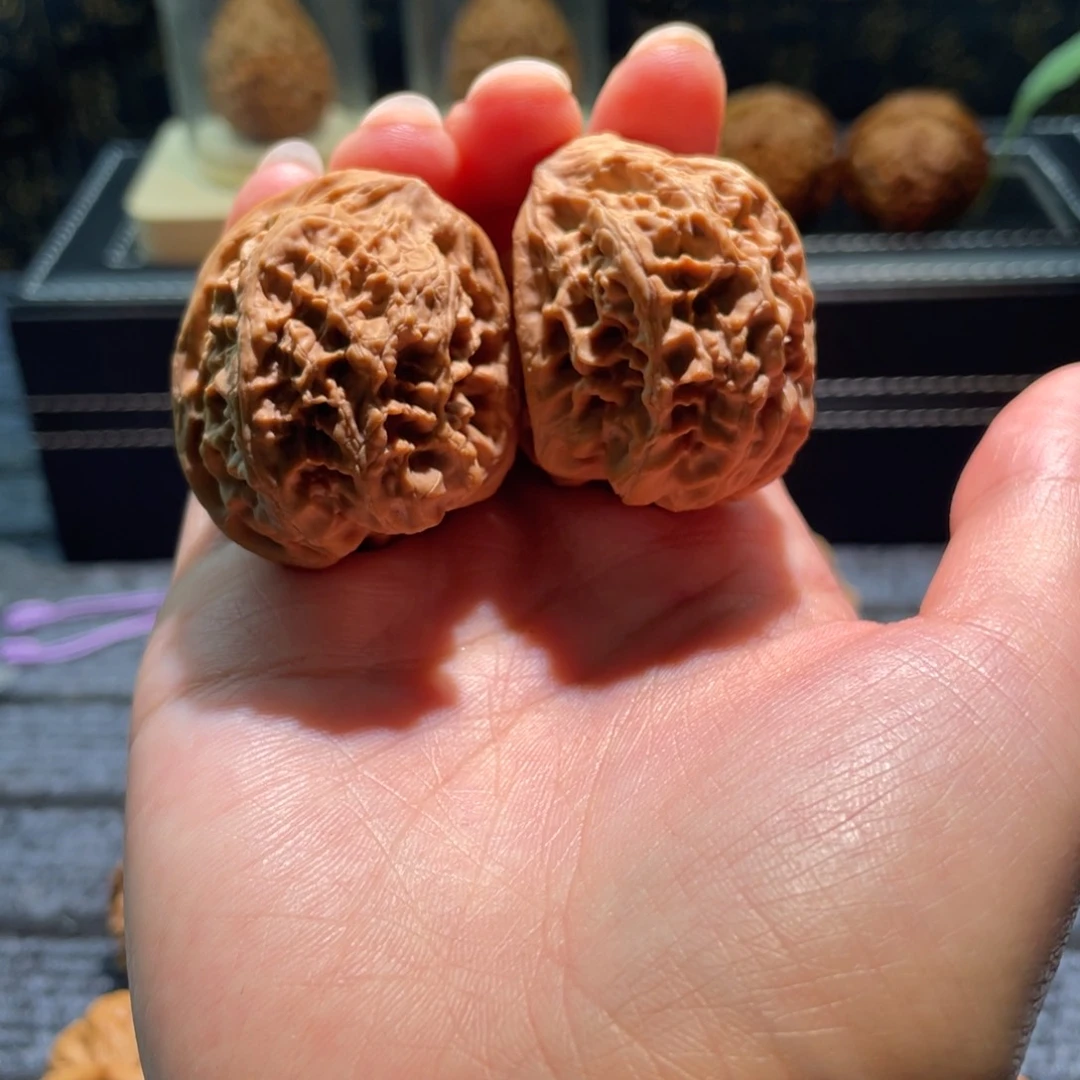 桃核把件野牛半壁