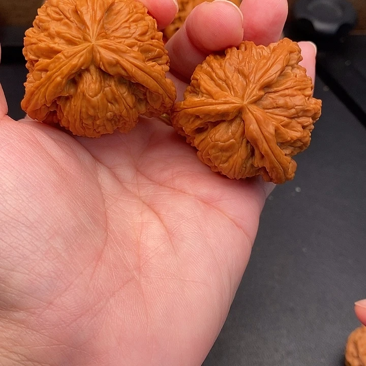 L***o文玩核桃把件白奔