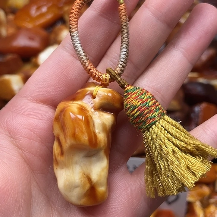 定制琥珀妖孽手把件