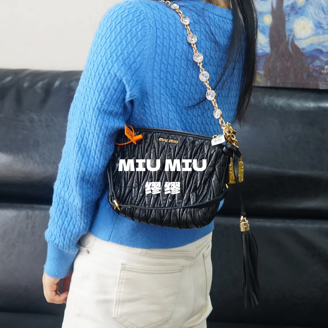 95新 MIU MIU/缪缪 miumiu/黑色褶皱链条包/DH01712073/2073