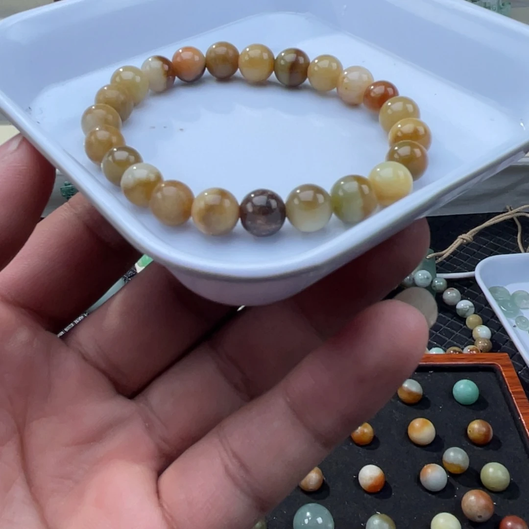 翡翠未镶嵌手串卡八达马砍黄翡珠子。种老肉细