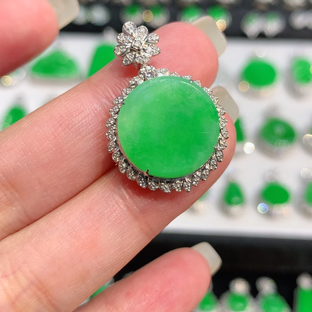 翡翠18K金镶嵌颈饰