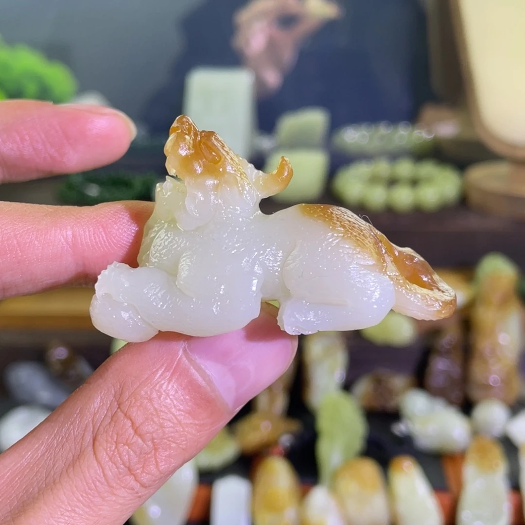 颈饰未镶嵌和田玉糖白貔貅朝天吼