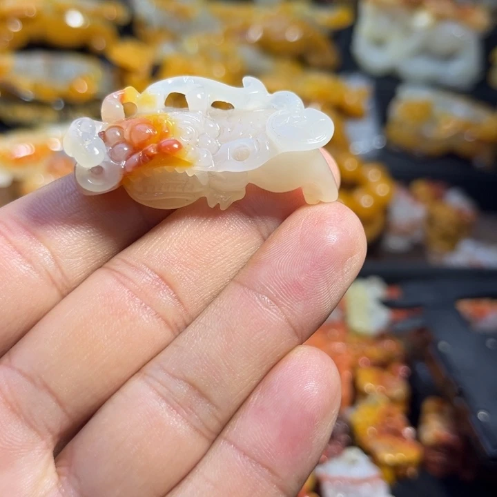 石英质玉（黄龙玉）未镶嵌颈饰