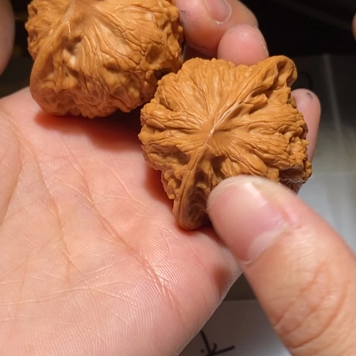 文***年吊坠桃核瑕疵都不算大啊