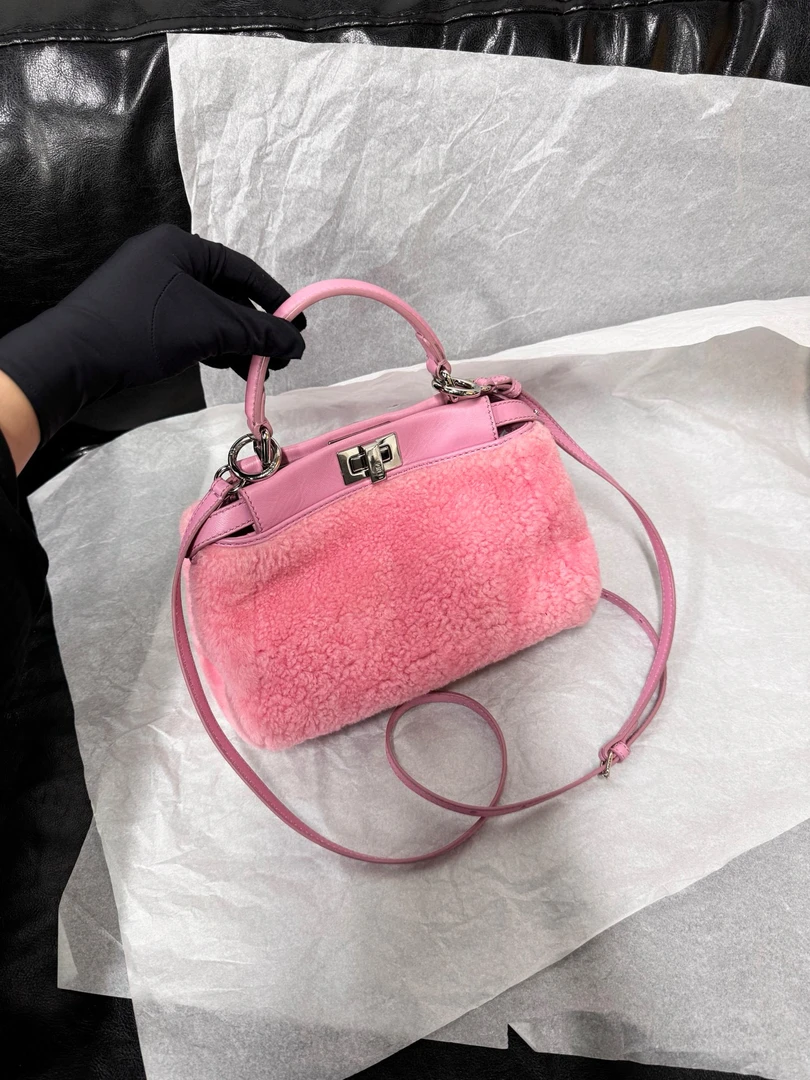 95新 FENDI/芬迪  fendi 樱花粉羊羔毛皮卡波斜挎包