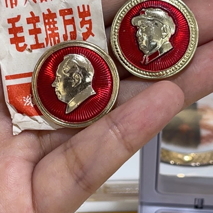 辉达利红色纪念章