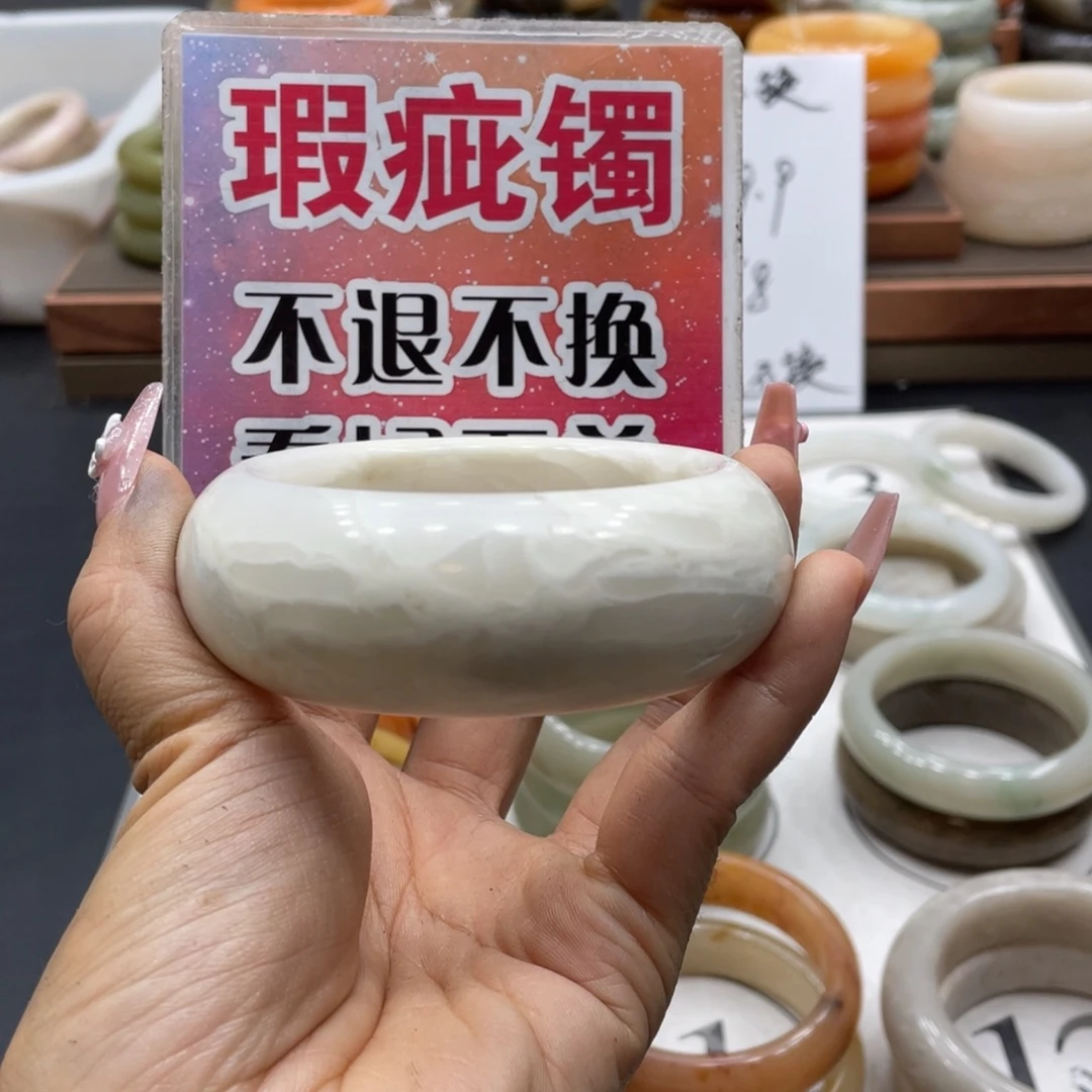 用***8未镶嵌手镯石英质玉
