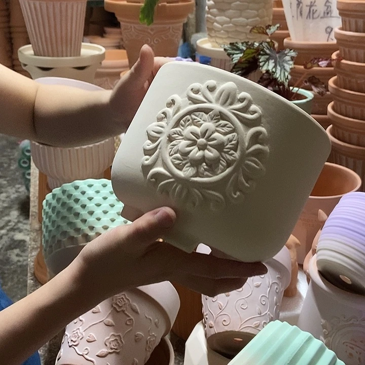 17×13白陶三脚雕花