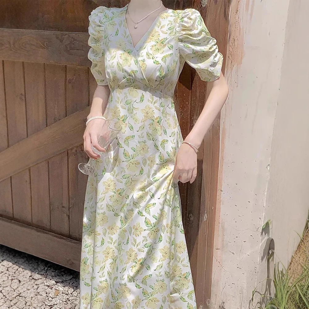 法式温柔风气质长裙女2025夏季新款女装显瘦小清新碎花V领连衣裙