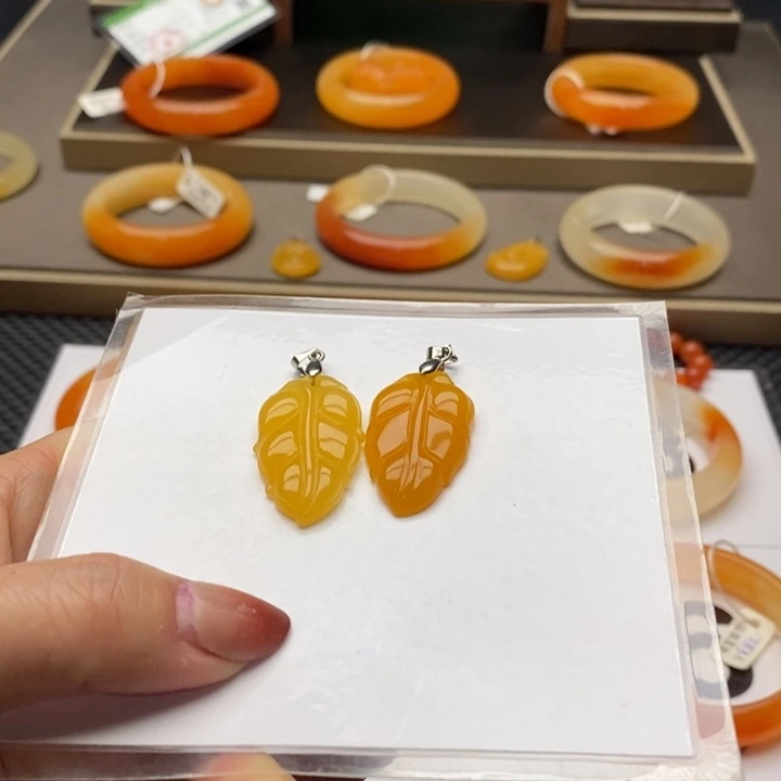 石英质玉（黄龙玉）合金颈饰美***忆