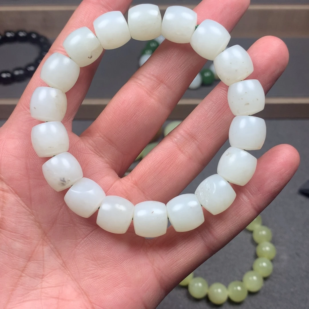 小***妞和田玉未镶嵌手链