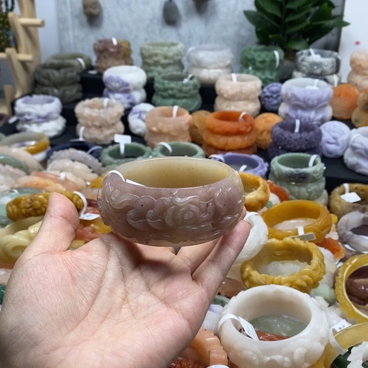 艾***晨石英岩玉未镶嵌手镯