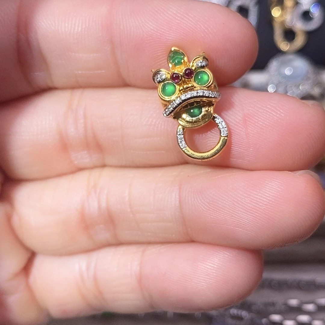 翡翠18K金镶嵌颈饰扣头