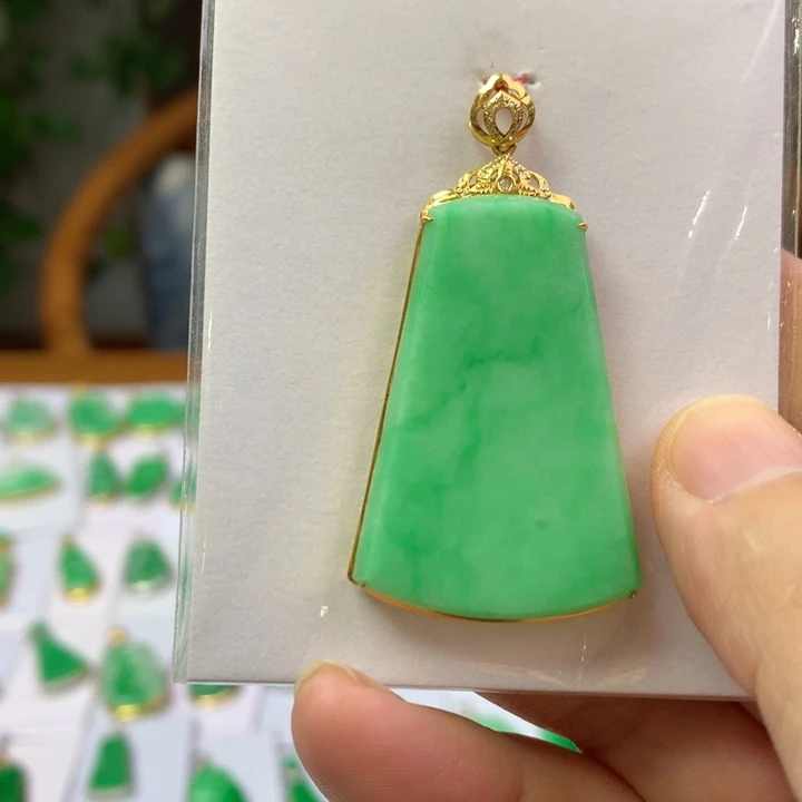 翡翠18K金镶嵌颈饰翡翠吊坠