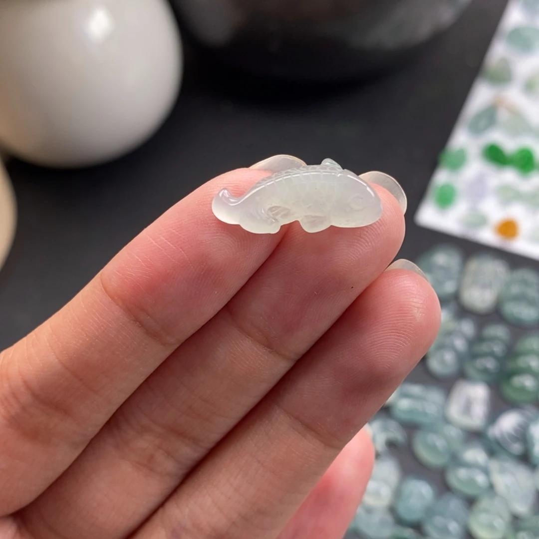 翡翠散珠晴底锦鲤