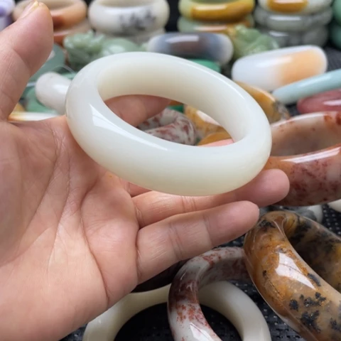 隧***意石英岩玉未镶嵌手镯