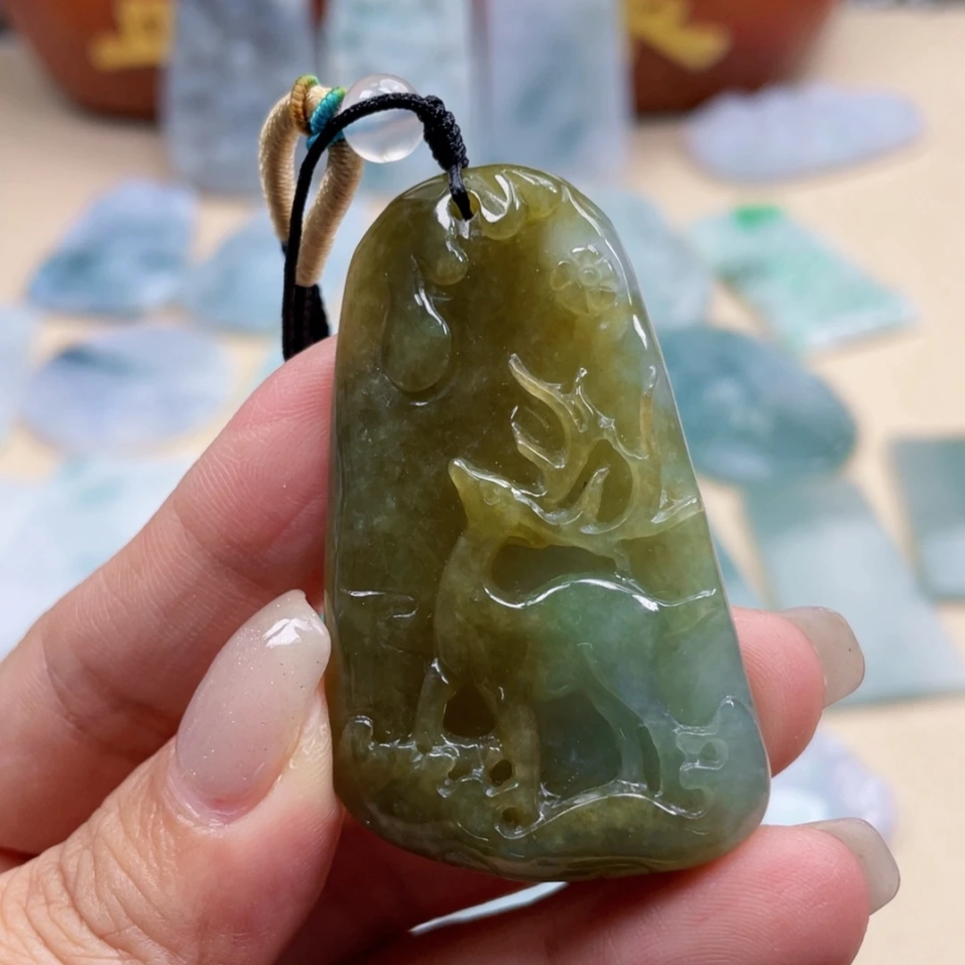 翡翠未镶嵌颈饰鹿牌