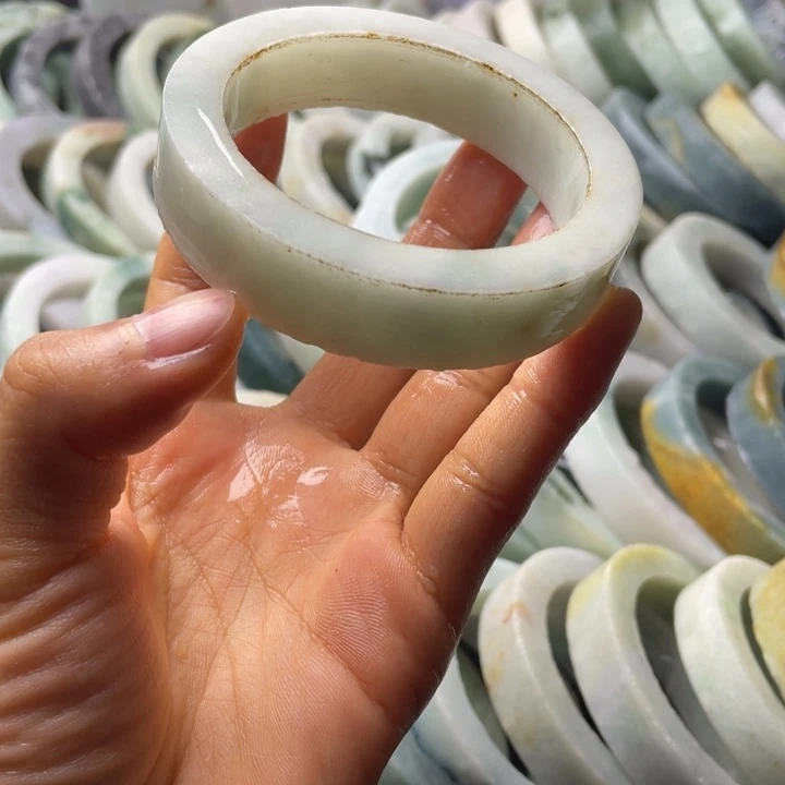 定制翡翠未镶嵌翡翠手镯