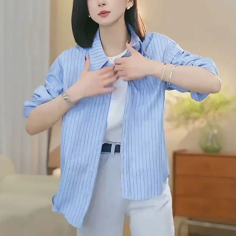 蓝色翻领条纹衬衫女秋季2025新款时尚显瘦职业设计感外穿休闲上衣