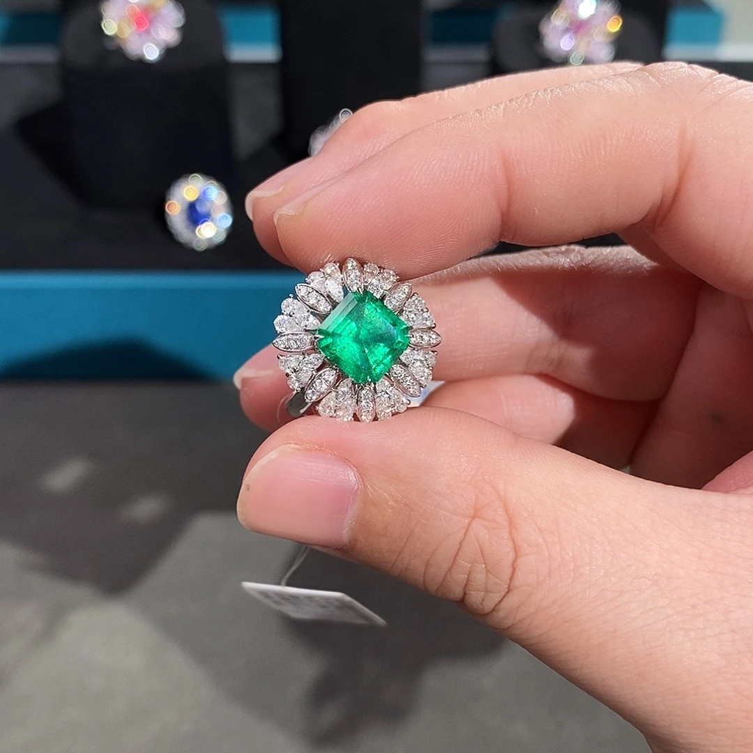 戒指18K金镶嵌祖母绿吉尔德微油vvg2.75ct