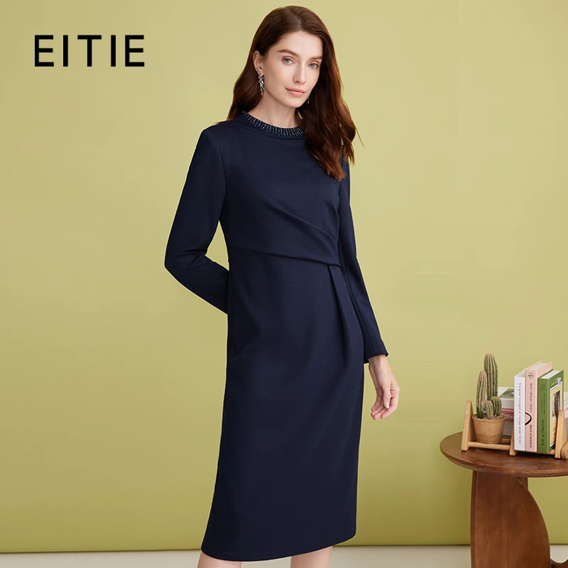 EITIE爱特爱新款气质高级感A字显瘦收腰秋冬纯色连衣裙D2407411