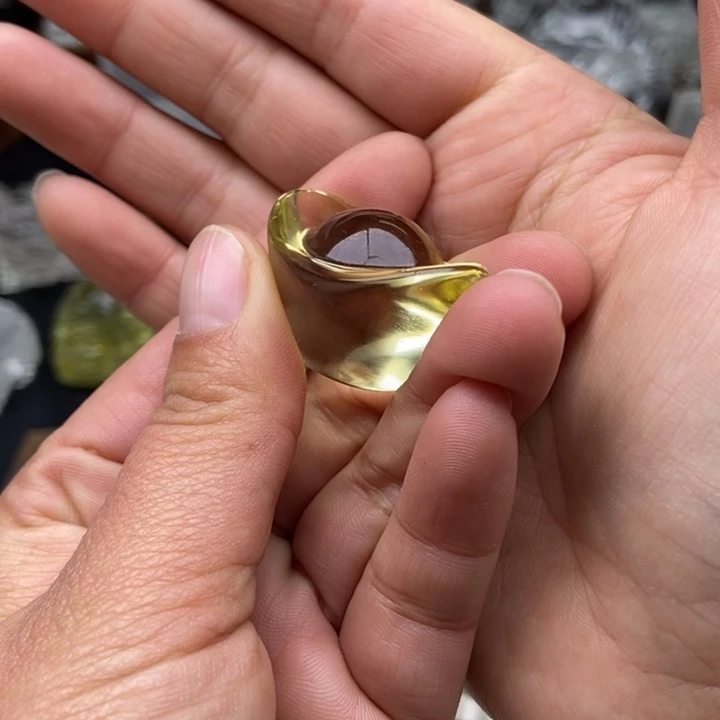 H***凌水晶未镶嵌大型摆件（非配饰）