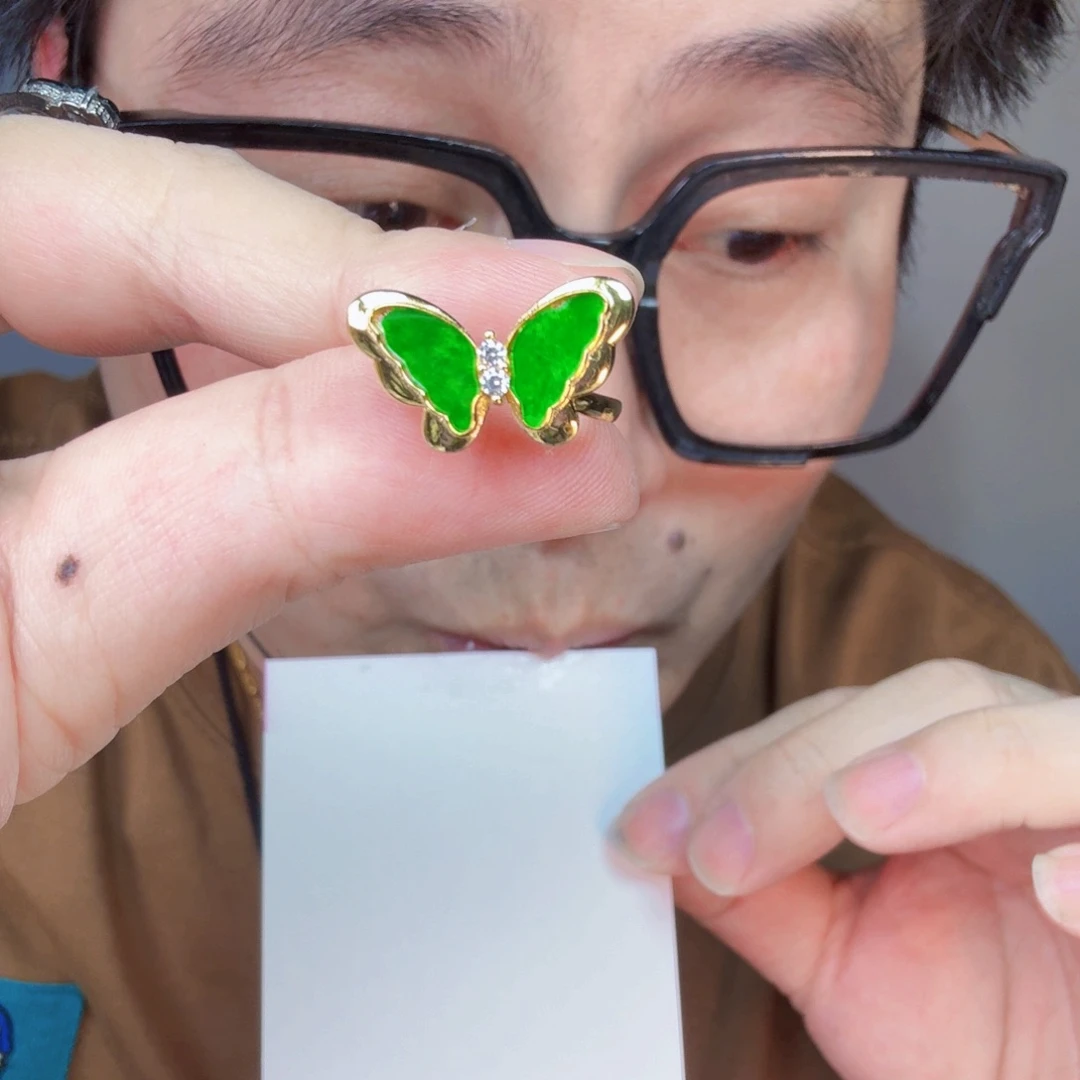 翡翠未镶嵌颈饰一件
