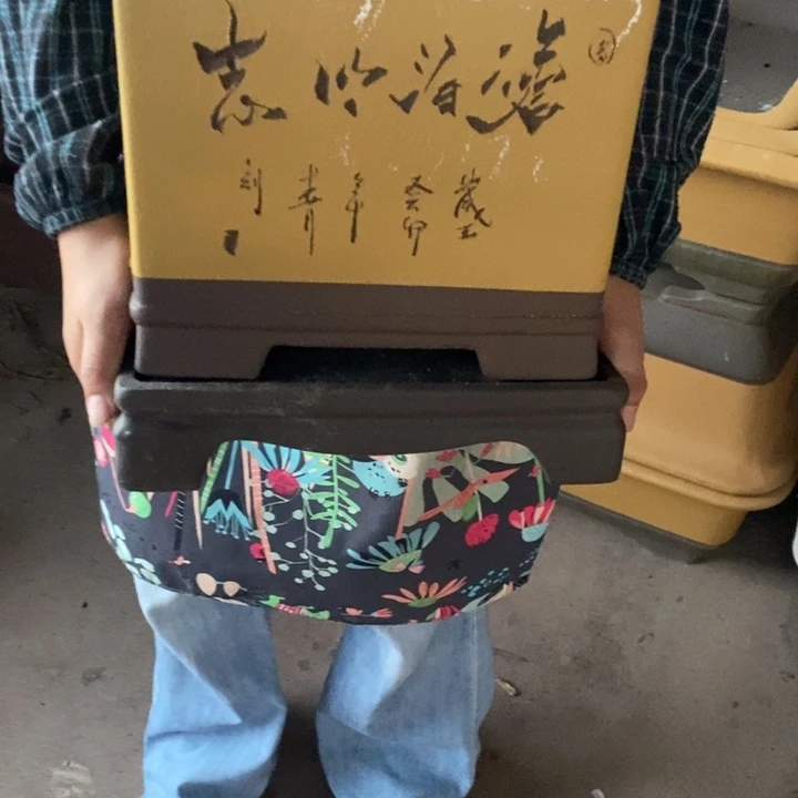紫砂花盆只顾看手