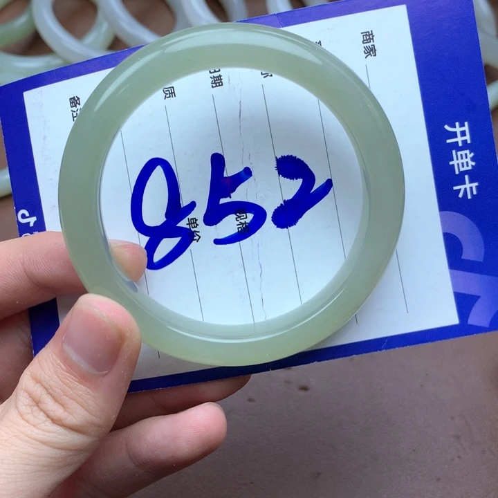 L***r和田玉未镶嵌手镯