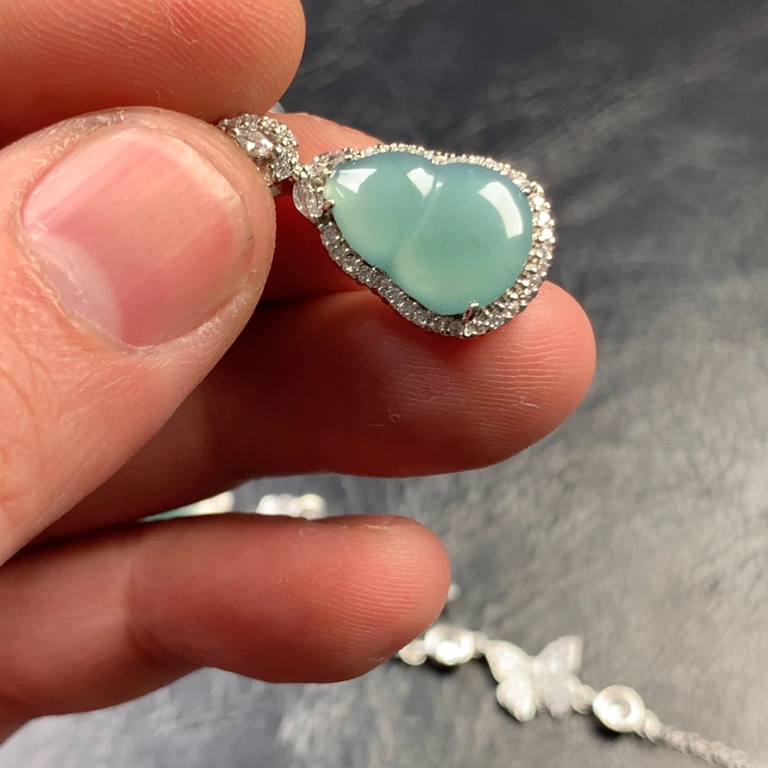 翡翠未镶嵌颈饰葫芦